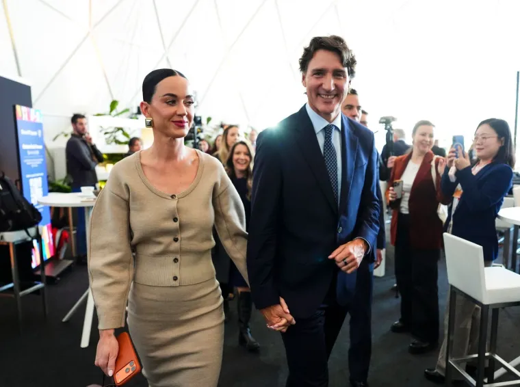 Svi su ih gledali: Zaljubljeni Trudeau i Perry romantičnim potezom ukrali show u Davosu
