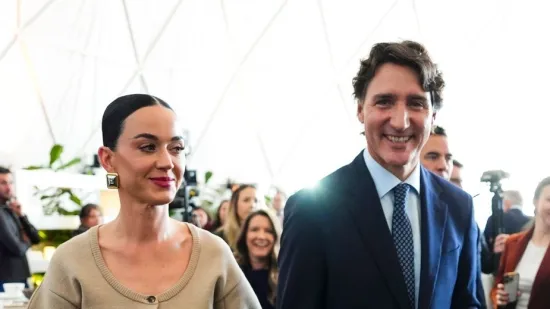 Svi su ih gledali: Zaljubljeni Trudeau i Perry romantičnim potezom ukrali show u Davosu