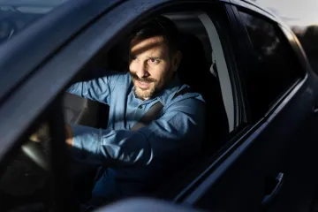 Odbljesak farova vam jako smeta? Pripazite na dvije bolesti koje pogor&scaron;avaju problem