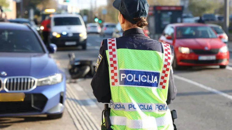 Vozio i tipkao pa ga zaustavila policija. Kad su otkrili druge 'grijehe', ostao bez BMW-a