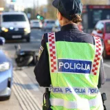 Vozio i tipkao pa ga zaustavila policija. Kad su otkrili druge 'grijehe', ostao bez BMW-a