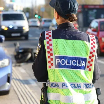 Vozio i tipkao pa ga zaustavila policija. Kad su otkrili druge 'grijehe', ostao bez BMW-a