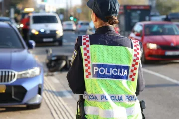 Vozio i tipkao pa ga zaustavila policija. Kad su otkrili druge 'grijehe', ostao bez BMW-a