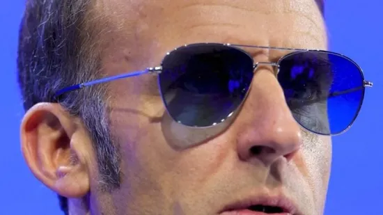 Sad je i obja&scaron;njeno za&scaron;to Macron izgleda kao da je ispao iz 'Top Guna'