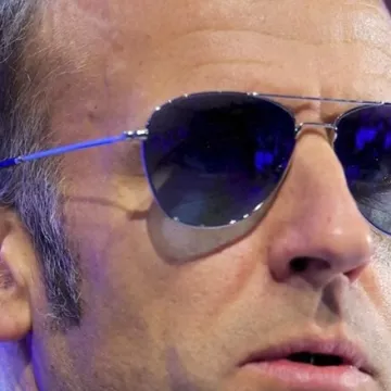 Sad je i obja&scaron;njeno za&scaron;to Macron izgleda kao da je ispao iz 'Top Guna'