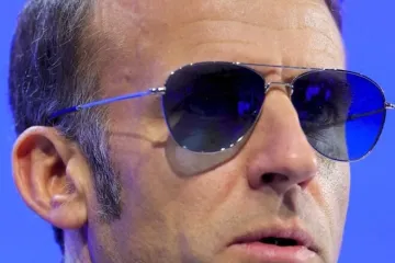 Sad je i obja&scaron;njeno za&scaron;to Macron izgleda kao da je ispao iz 'Top Guna'