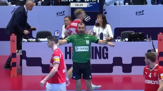 Crnogorski suci izazvali smijeh na velikoj utakmici: Jedan obja&scaron;njava, drugi nema vremena čekati