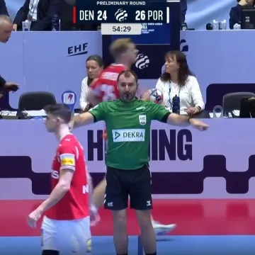 Crnogorski suci izazvali smijeh na velikoj utakmici: Jedan obja&scaron;njava, drugi nema vremena čekati