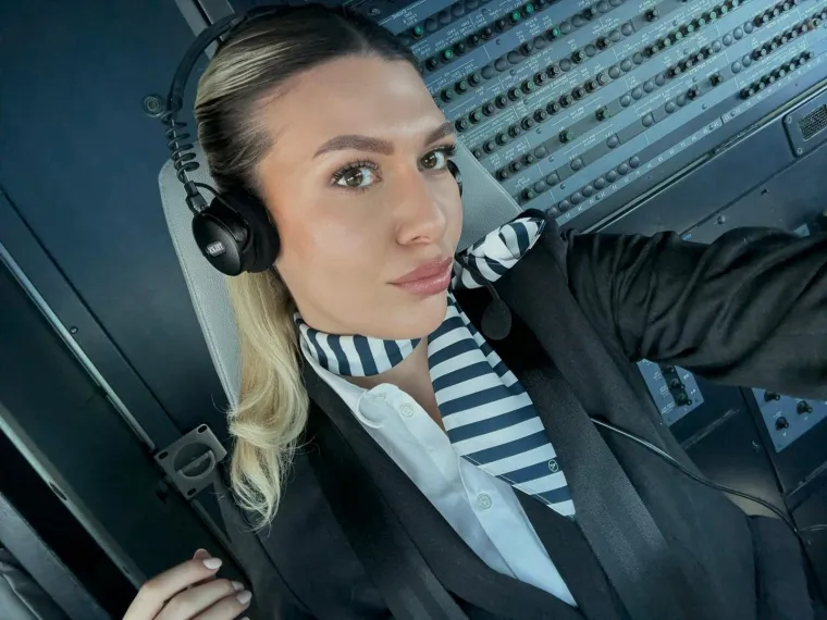 Tena, Helena i Veselka žive u oblacima, a sada žele pronaći ljubav zbog koje bi se prizemljile