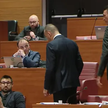 Na rubu fizičkog obračuna! Zekanović poludio i pri&scaron;ao Možemovcu: 'Gov*ari s ljevice...'