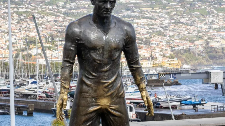 Ritualno zapalio spomenik Cristianu Ronaldu i poručio: 'Posljednje upozorenje Boga'