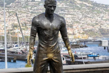 Ritualno zapalio spomenik Cristianu Ronaldu i poručio: 'Posljednje upozorenje Boga'