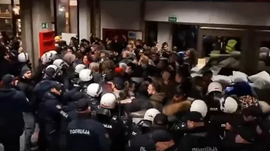 Policija brutalno izbacila studente s fakulteta u Novom Sadu! 'Udarali su nas &scaron;akama'