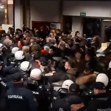 Policija brutalno izbacila studente s fakulteta u Novom Sadu! 'Udarali su nas &scaron;akama'