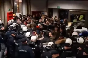 Policija brutalno izbacila studente s fakulteta u Novom Sadu! 'Udarali su nas &scaron;akama'