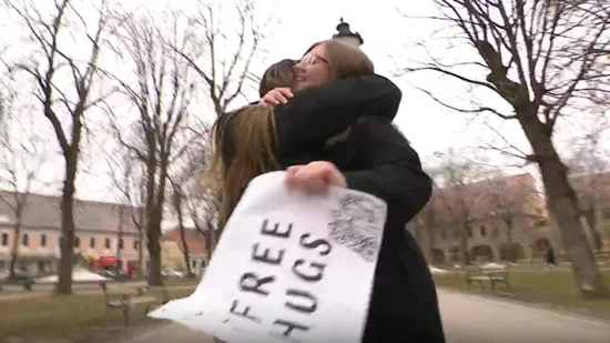 Svjetski dan zagrljaja u Vinkovcima: Mladi u potaknuli cijeli grad na grljenje!