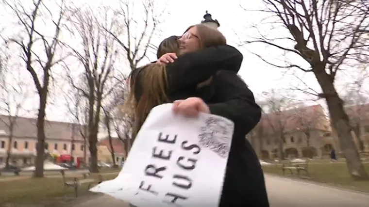 Svjetski dan zagrljaja u Vinkovcima: Mladi u potaknuli cijeli grad na grljenje!