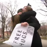 Svjetski dan zagrljaja u Vinkovcima: Mladi u potaknuli cijeli grad na grljenje!