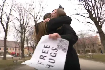 Svjetski dan zagrljaja u Vinkovcima: Mladi u potaknuli cijeli grad na grljenje!