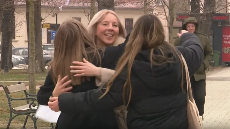 Zagrljaji jači od zime! Vinkovci obilježili Svjetski dan zagrljaja: 'Mala gesta koja puno znači'