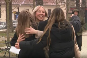 Zagrljaji jači od zime! Vinkovci obilježili Svjetski dan zagrljaja: 'Mala gesta koja puno znači'