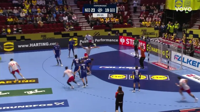 Lak&scaron;e s ljepilom! Svi su u čudu gledali &scaron;to se dogodilo s loptom u Malm&ouml;u