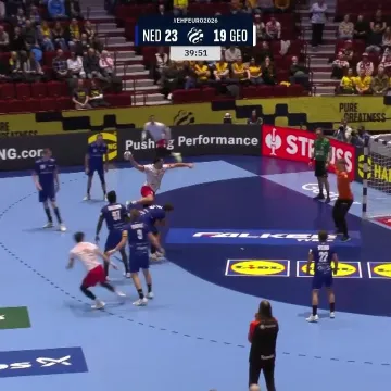 Lak&scaron;e s ljepilom! Svi su u čudu gledali &scaron;to se dogodilo s loptom u Malm&ouml;u