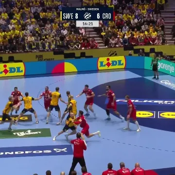 Kuzma nam treba! Pogledajte kako je uhvatio živu loptu &scaron;vedskom bombarderu