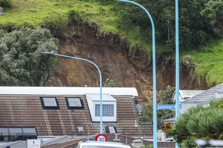 Komad planine pao na kamp, čuju se glasovi ispod ru&scaron;evina, među nestalima i dijete