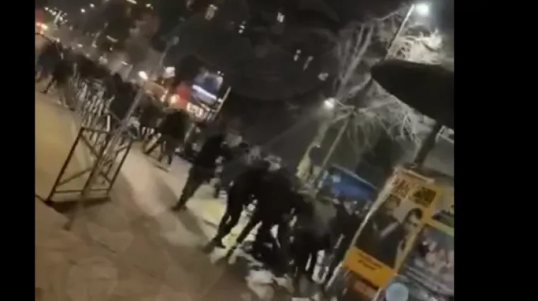 Delije bježe i cipelare čovjeka na podu u gradu u kojem su i hrvatski navijači