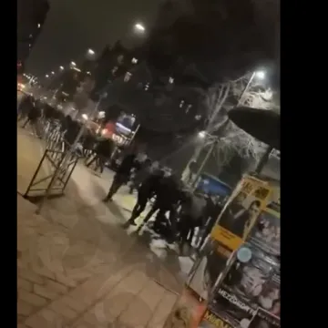 Delije bježe i cipelare čovjeka na podu u gradu u kojem su i hrvatski navijači