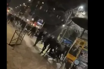 Delije bježe i cipelare čovjeka na podu u gradu u kojem su i hrvatski navijači