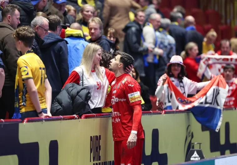 Najljep&scaron;a scena večeri u Malmou: Kapetan Hrvatske poraz zaboravio u zagrljaju supruge