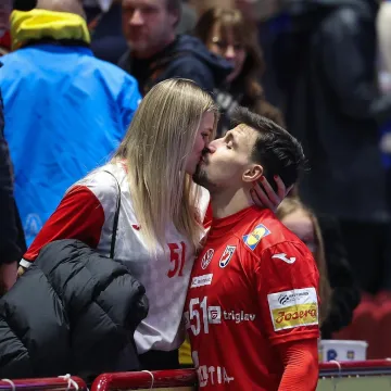 Najljep&scaron;a scena večeri u Malmou: Kapetan Hrvatske poraz zaboravio u zagrljaju supruge