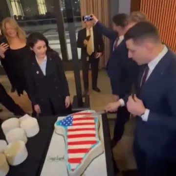 Bizarna proslava godi&scaron;njice Trumpova mandata: Kad vidite kako izgleda torta, sve će vam biti jasno