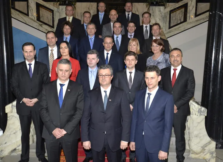 Je li 2026. nova 2016.? Dok se internet prisjeća 'zlatnog doba', sjećate li se najkraće hrvatske Vlade?