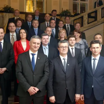 Je li 2026. nova 2016.? Dok se internet prisjeća 'zlatnog doba', sjećate li se najkraće hrvatske Vlade?