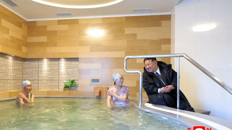 Kim Jong-un u jakni snimljen na bazenu, kupačice častio osmijehom: 'Ponosan sam'