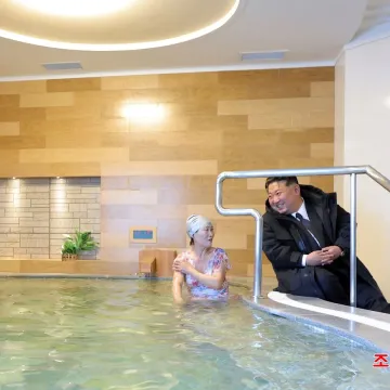 Kim Jong-un u jakni snimljen na bazenu, kupačice častio osmijehom: 'Ponosan sam'