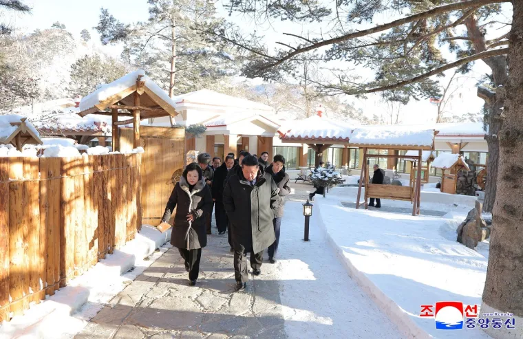 Kim Jong-un u jakni snimljen na bazenu, kupačice častio osmijehom: 'Ponosan sam'