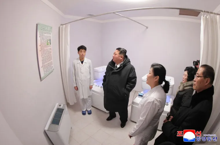 Kim Jong-un u jakni snimljen na bazenu, kupačice častio osmijehom: 'Ponosan sam'