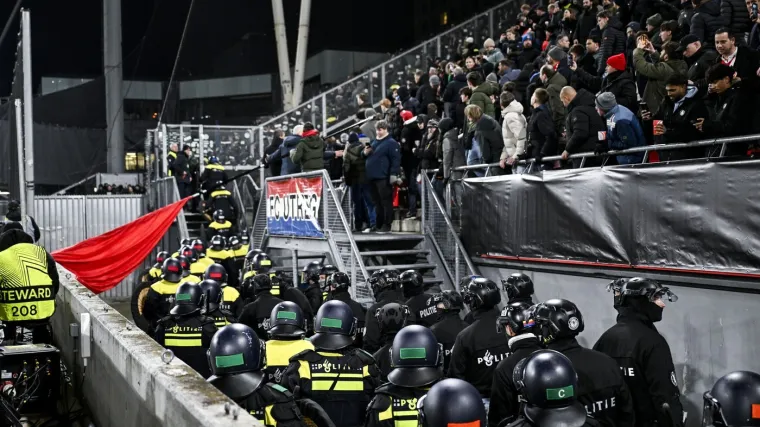 Zaiskrilo prije početka: Kaos na tribinama zaustavio utakmicu Europske lige