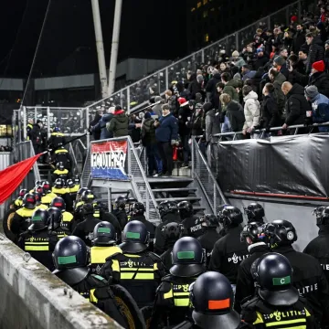 Zaiskrilo prije početka: Kaos na tribinama zaustavio utakmicu Europske lige