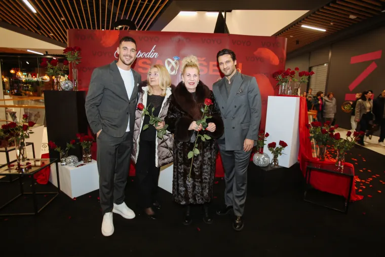 Fanovi u transu: Karlo i Petar očarali fanove na glamuroznoj premijeri 'Gospodina Savr&scaron;enog'