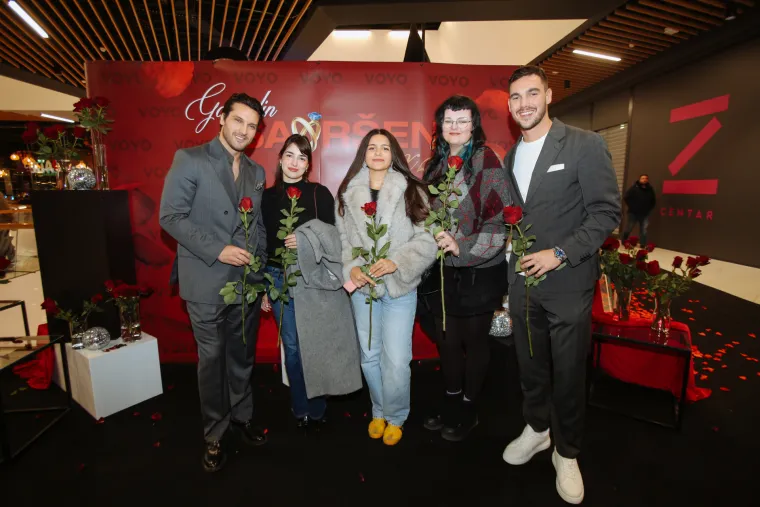 Fanovi u transu: Karlo i Petar očarali fanove na glamuroznoj premijeri 'Gospodina Savr&scaron;enog'