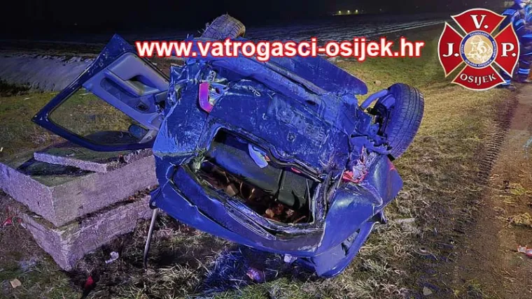 Sletjeli u kanal i udarili u beton: Troje mladih izvukli iz smrskanog auta, prizori su stra&scaron;ni