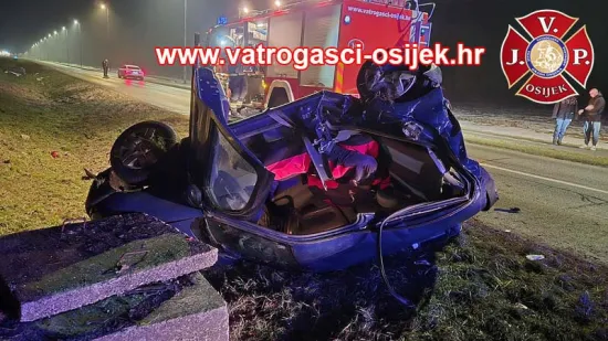 Sletjeli u kanal i udarili u beton: Troje mladih izvukli iz smrskanog auta, prizori su stra&scaron;ni