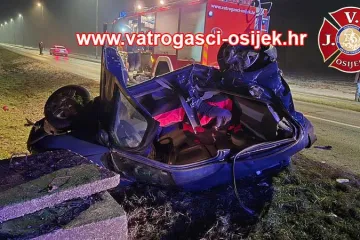 Sletjeli u kanal i udarili u beton: Troje mladih izvukli iz smrskanog auta, prizori su stra&scaron;ni