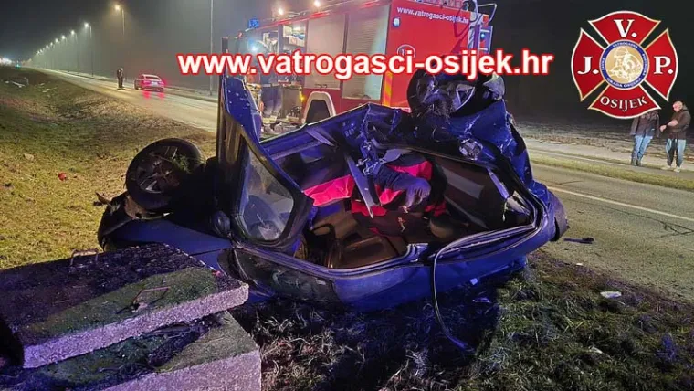 Sletjeli u kanal i udarili u beton: Troje mladih izvukli iz smrskanog auta, prizori su stra&scaron;ni