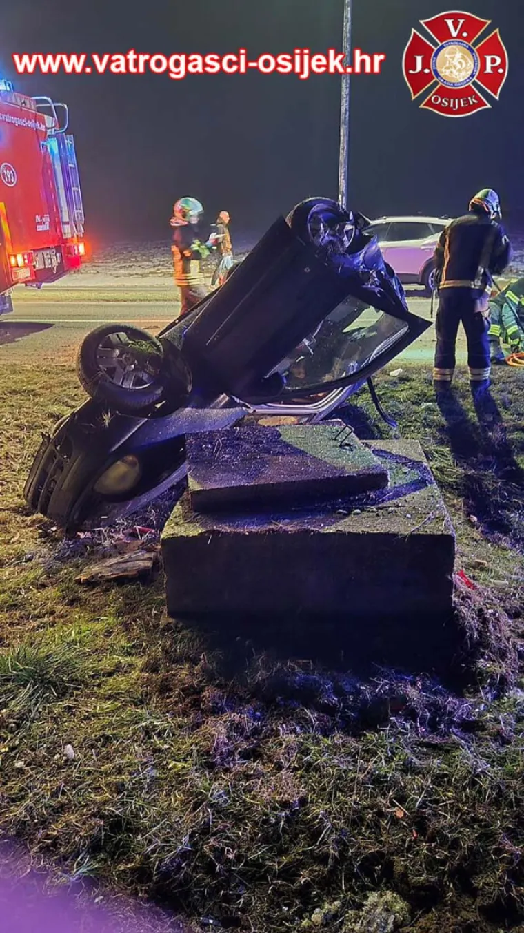 Sletjeli u kanal i udarili u beton: Troje mladih izvukli iz smrskanog auta, prizori su stra&scaron;ni